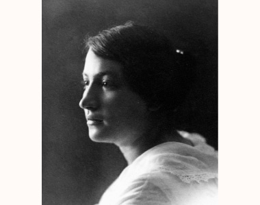 דיוקן של שרה אהרונסון בשחור לבן