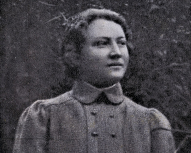 דיוקן של שרה אהרונסון במדים