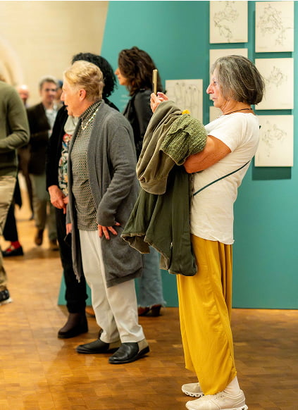 אנשים מתבוננים בפריטים בתערוכה