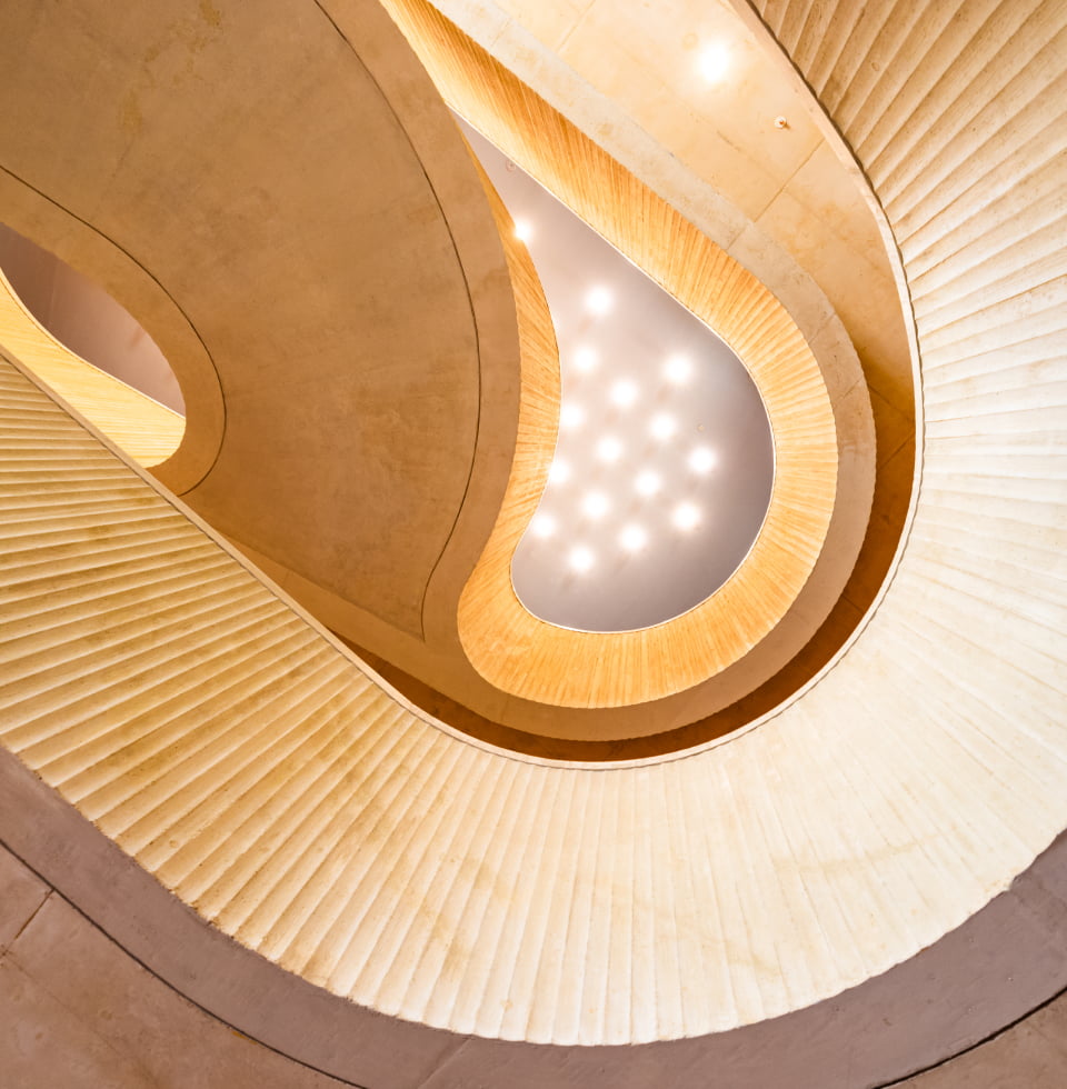 ספירלה אליפסית של גרמי מדגרות, ובאמצע נקודות תאורה של התקרה