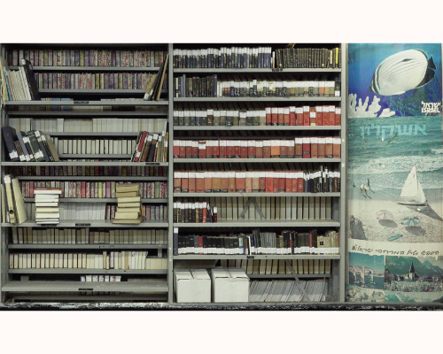 מדפי ספרים, וכרזת פרסומת לתיירות באשקלון