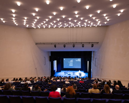 אולם מדורג שבתחתיתו במה גדולה עם מסך גדול