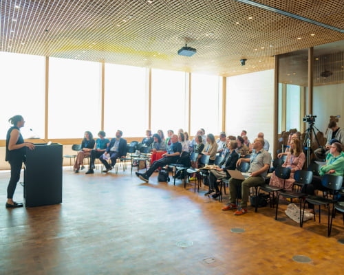 אדם מרצה לקהל