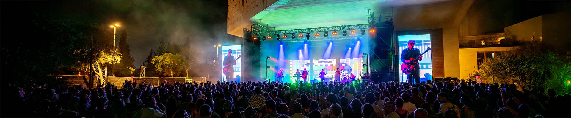 Berry Sakharof performing at the NLI, photo by Hanna Tayeb
